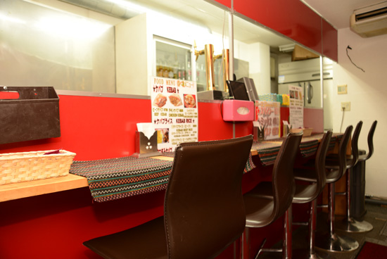 店内、カウンター側です。